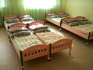 Кровати с резными спинками в детском саду