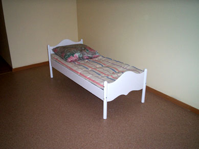 Детская кровать с фигурными спинками